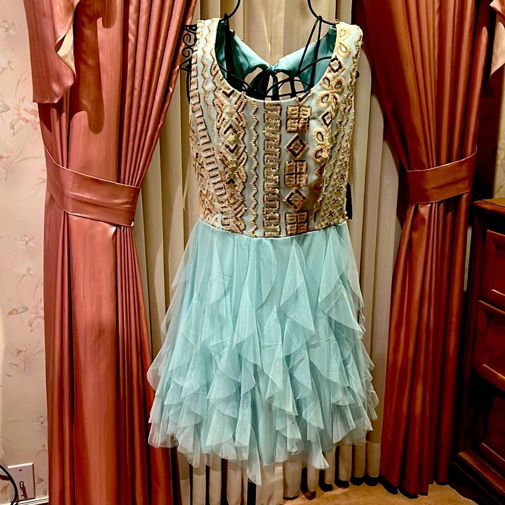Beautiful prom mini dress. It is for teenager, size 11/12.